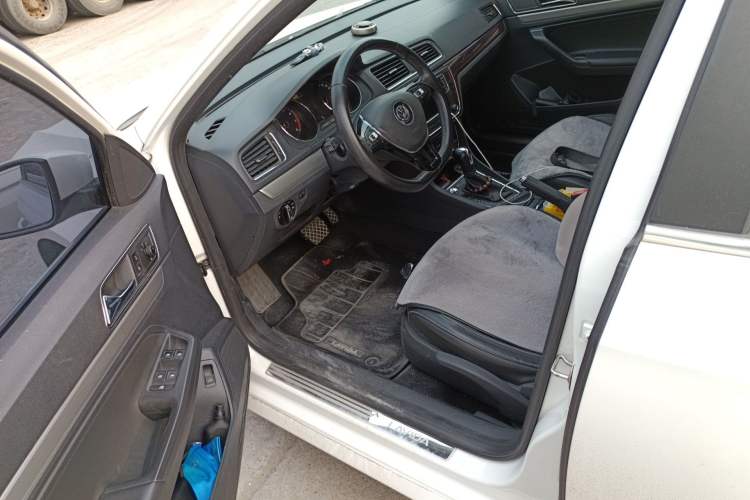 Used Volkswagen Lavida 2017 1.6L Automatic Comfort Edition
