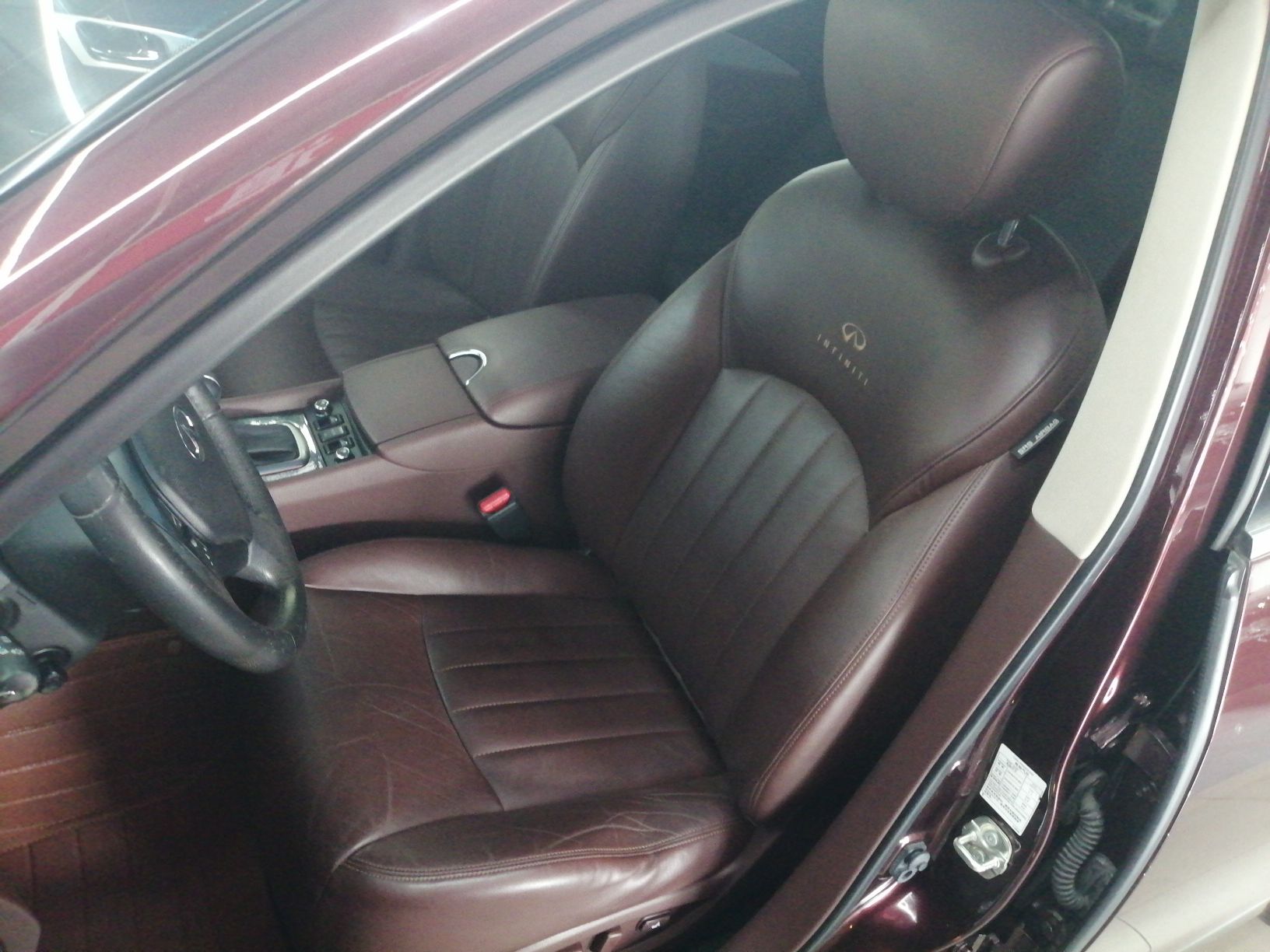 Переднее сиденье в автомобиле