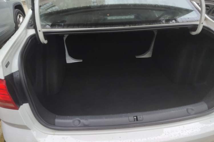 Used Volkswagen Lavida 2017 1.6L Automatic Fashion Edition Trunk