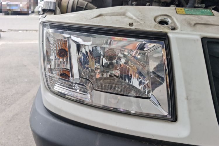 Used Iveco Daily 2020 2.5T A35 Passenger Van with Dual Tires Mid-Roof Design 5-9 Seater China V Emission Standard