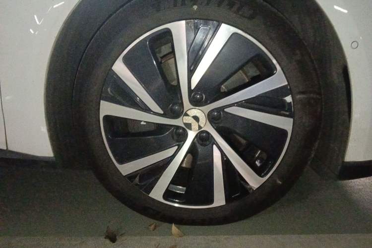 Used Nio ET5 2022 75 kWh Right Front Wheel Hub