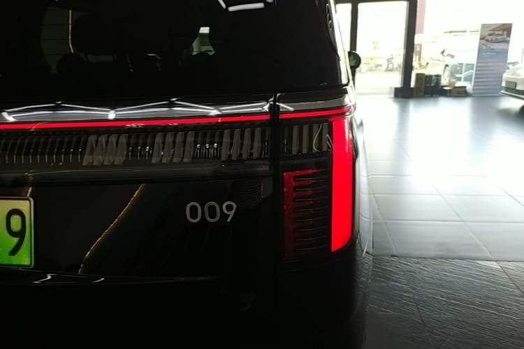 Used Zeekr 009 2024 Six-Seat Executive Version 4WD 108 kWh
