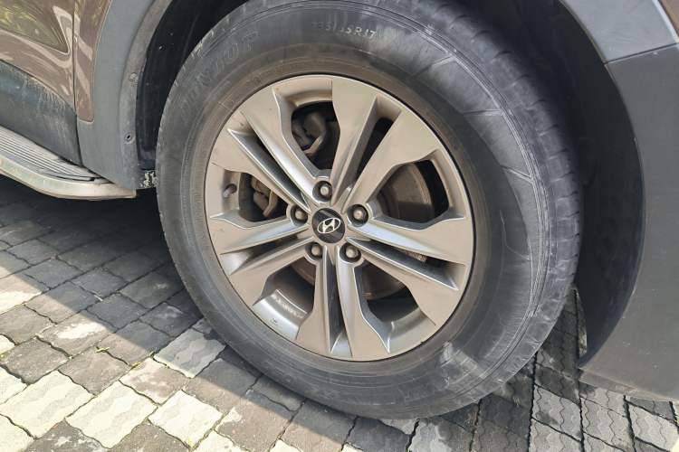 Used Hyundai Santa Fe 2015 2.0T Automatic Two-Wheel Drive Smart Version 5 Seats Right Front Wheel Hub