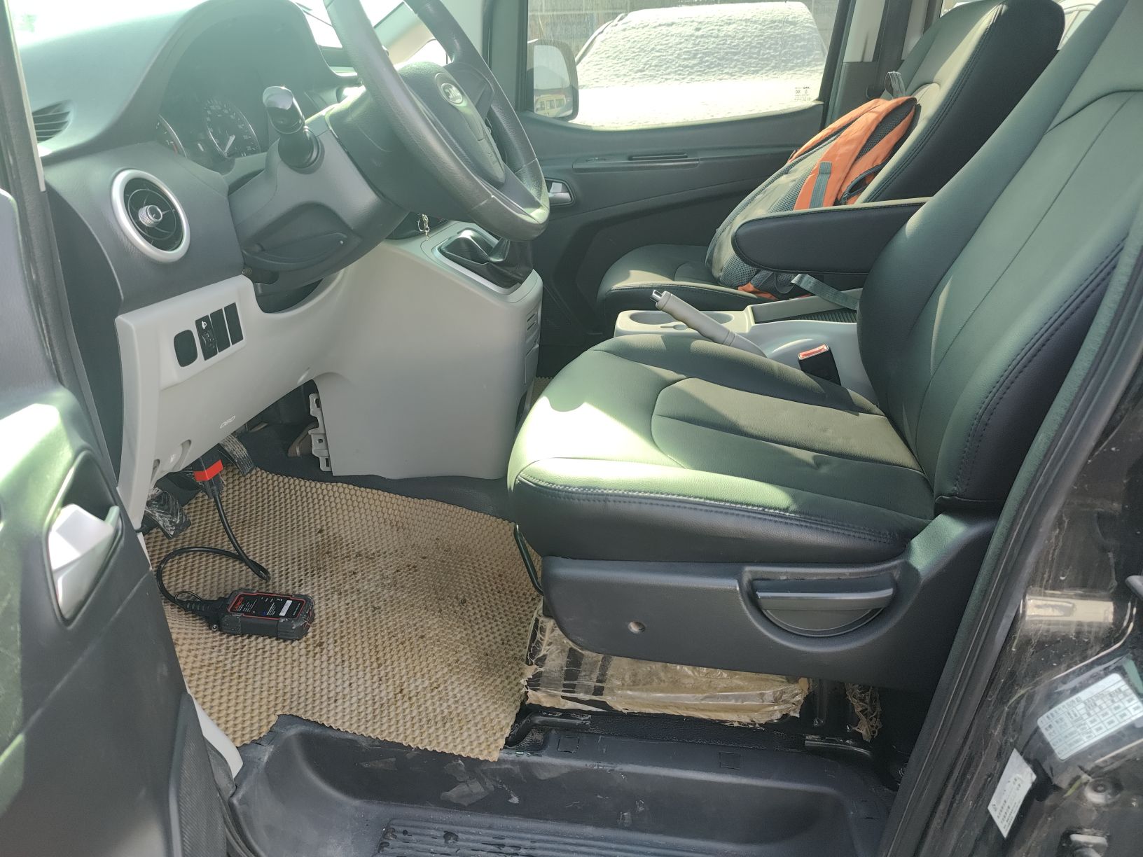 Переднее сиденье в автомобиле