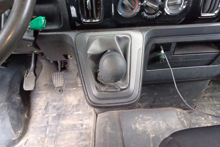 Used Iveco Daily 2023 2.5T A35M1 Short Wheelbase Low-Roof Single-Tire Side-Sliding Door 5-9 Seater Gear Lever