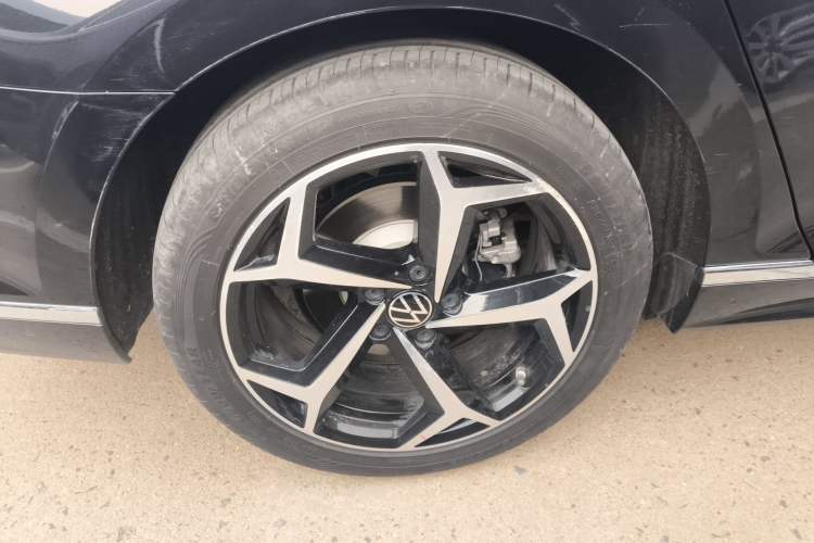 Used Volkswagen Magotan 2025 Zhongxiang Version 330TSI DSG Luxury Edition Right Rear Wheel Hub