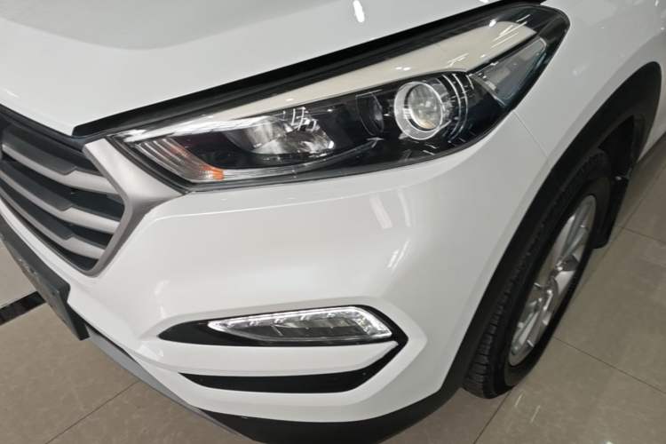 Used Hyundai Tucson 2015 1.6T Dual-Clutch Two-Wheel-Drive Smart Model Left Front Headlight
