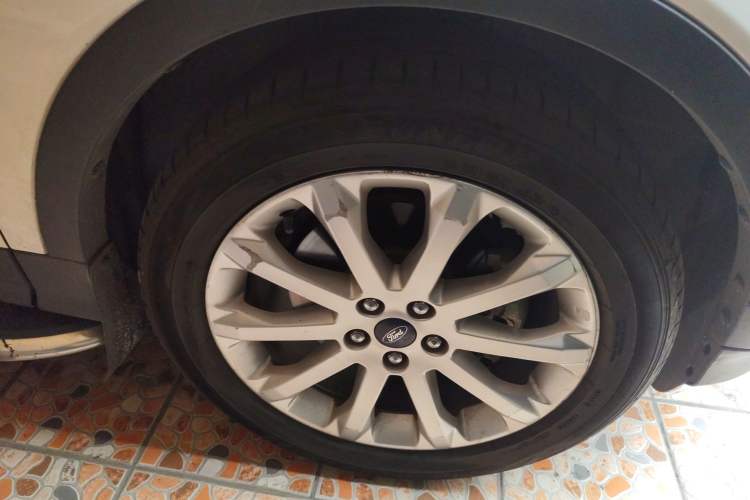 Used Ford Kuga 2015 2.0L GTDi Four-Wheel Drive Prestige Model Right Front Wheel Hub