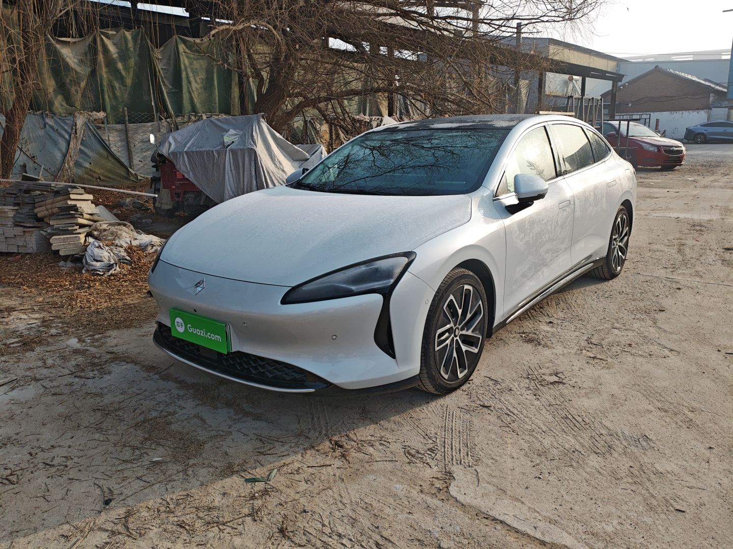 تحت مقدمة السيارة