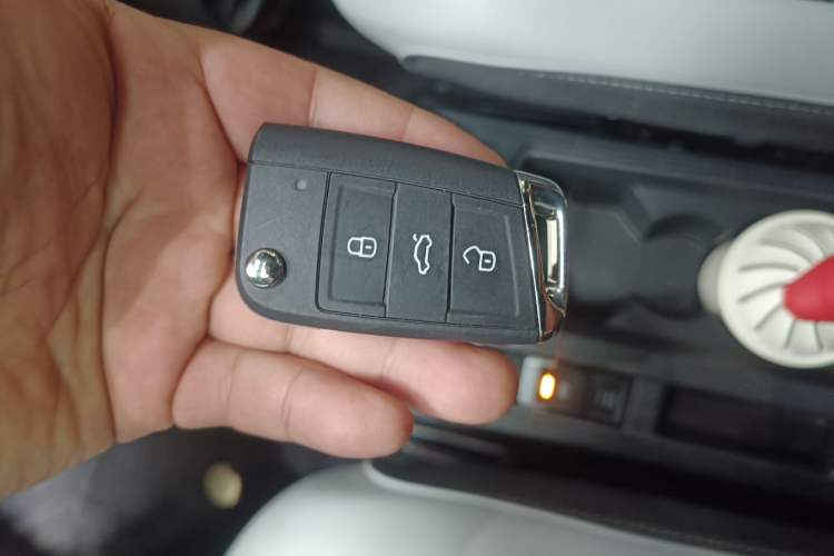 Used Volkswagen T-ROC 2025 Facelift Model 2 300TSI DSG Two-Wheel Drive Chenguang Edition Vehicle Key