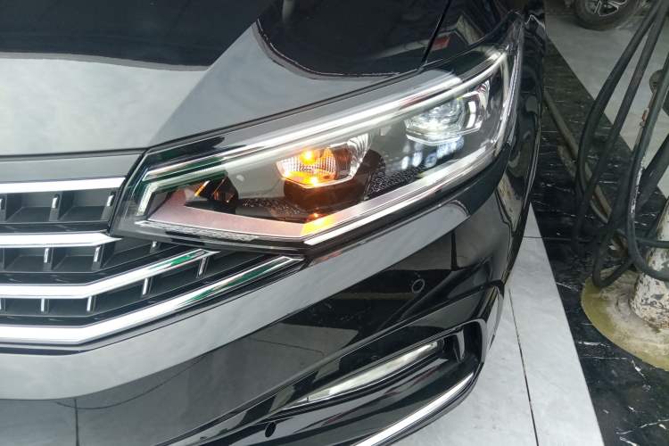 Used Volkswagen Magotan 2025 Zhongxiang Version 330TSI DSG Luxury Edition Left Front Headlight