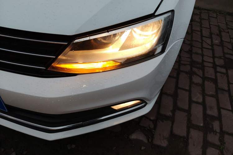 Used Volkswagen Sagitar 2015 1.6L Manual Comfort Model Left Front Headlight