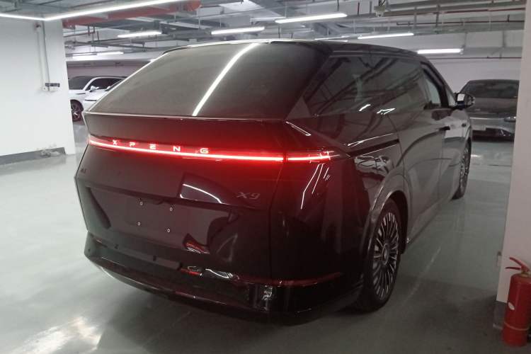 Used XPeng X9 2025 740 Ultra-Long Range Max Rear Right 45 Deg