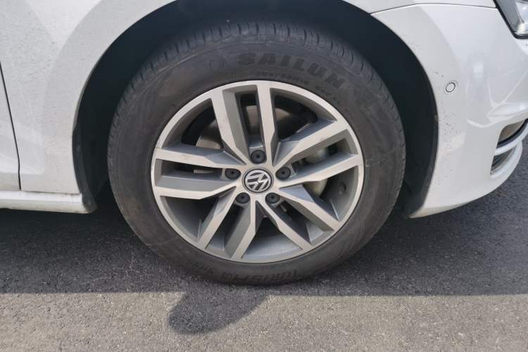 Used Volkswagen Golf 2017 230TSI Automatic Luxury Million-Vehicle Commemorative Edition Right Front Wheel Hub
