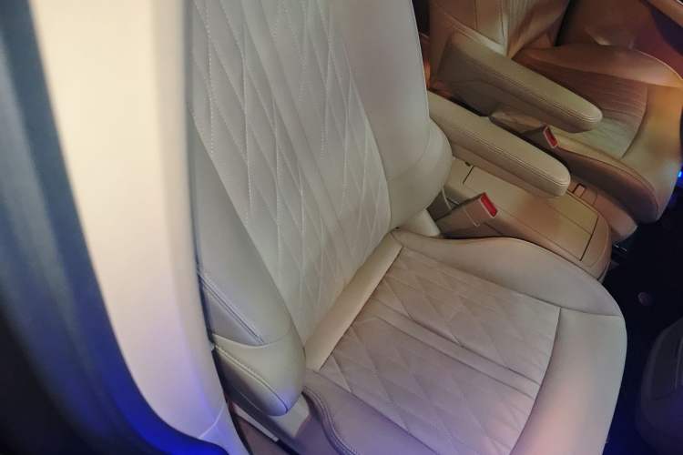 Used Buick GL8 2023 Facelifted Land Cruiser Executive Luxury Version