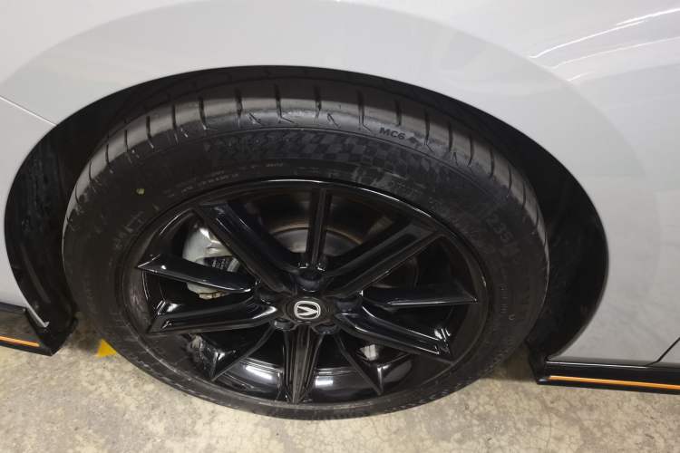 Used CHANGAN UNI-V 2022 2.0T Leading-Speed Edition Left Front Wheel Hub