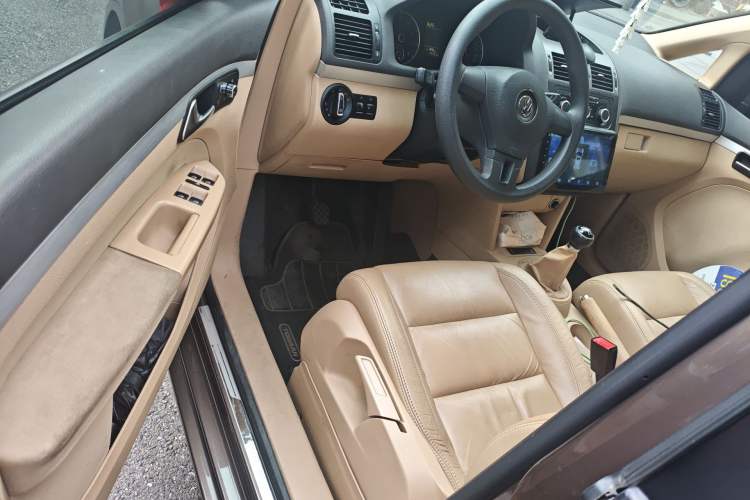 Used Volkswagen Touran 2011 1.4T Manual Zhiya Edition 5 Seats Driver Seat