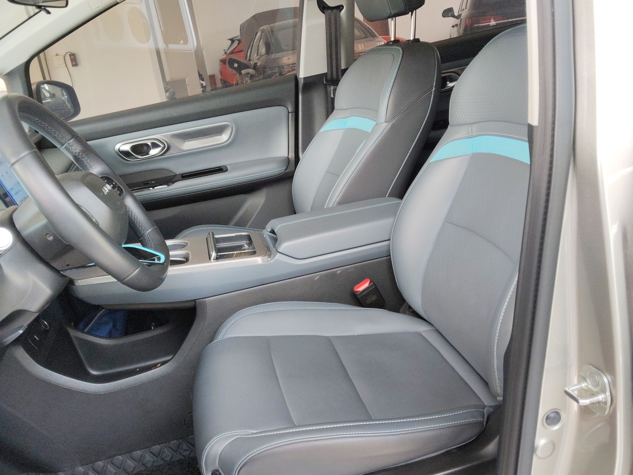 المقاعد الأمامية داخل السيارة