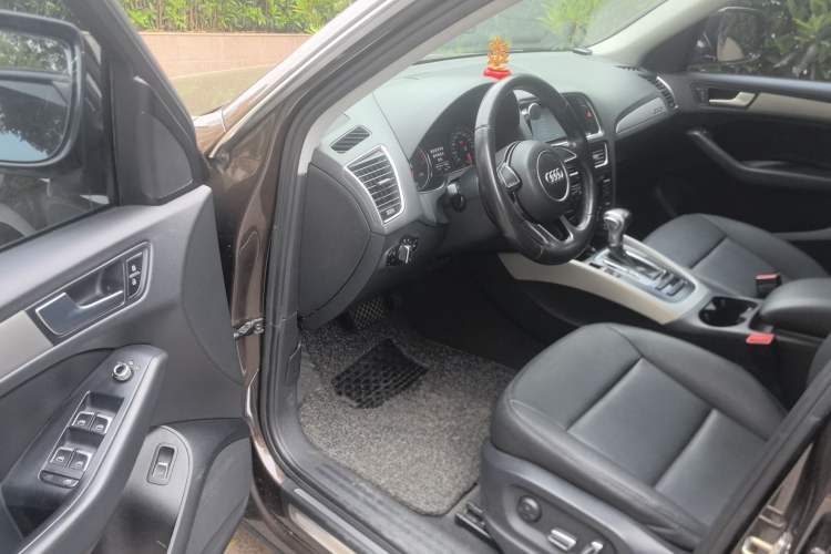Used Audi Q5 2013 40 TFSI Ambition Driver Seat