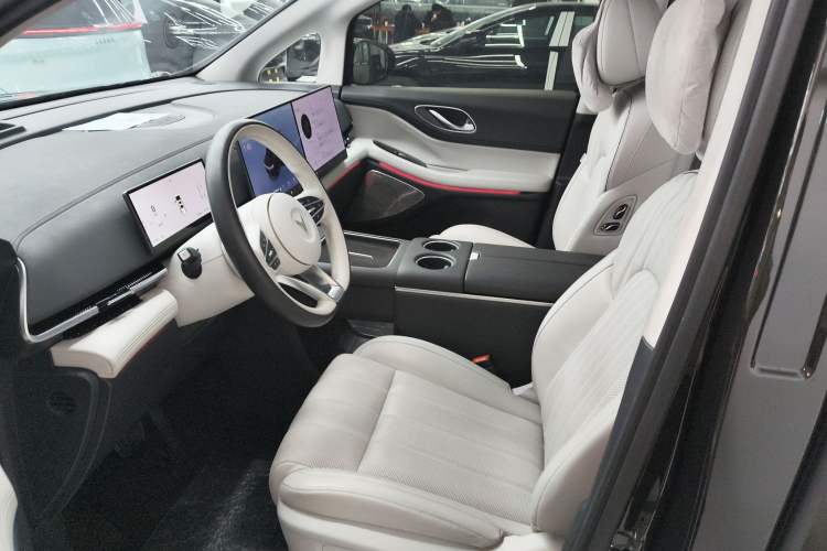 Used VOYAH Dream 2025 EV Four-Wheel Drive Flagship Kunpeng Edition
