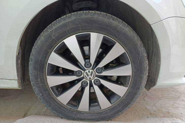 Used Volkswagen Sagitar 2018 1.6L Automatic Comfort Model Right Front Wheel Hub