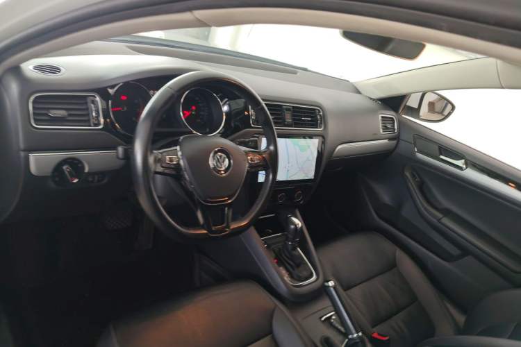 Used Volkswagen Sagitar 2018 1.6L Automatic Comfort Model Center Console