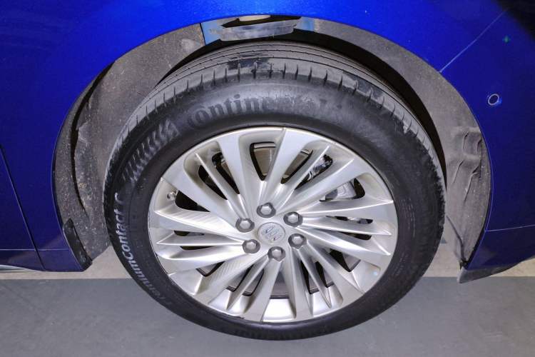 Used Buick Century 2023 2.0T Six-Seater Yinshi Edition Right Front Wheel Hub