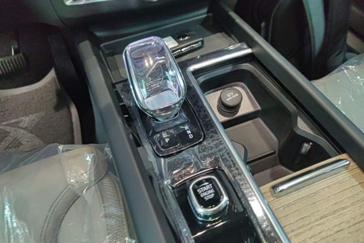 Used Volvo XC60 2026 B5 4x4 Smart Luxury Edition Gear Lever