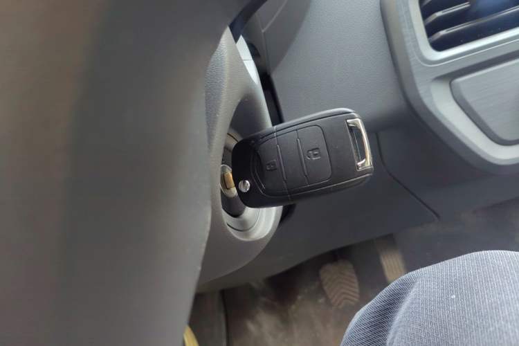 Used Wuling Yangguang 2024 300KM Comfort Version Passenger Van 75kW Vehicle Key