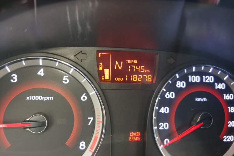 Used Hyundai Verna (older generation) 2011 Hatchback 1.4L Automatic Fashion GT Odometer Close Up