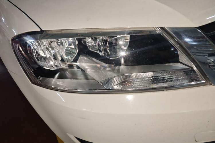 Used Volkswagen Gran Lavida 2013 1.6L Manual Fashion Model Right Front Headlight