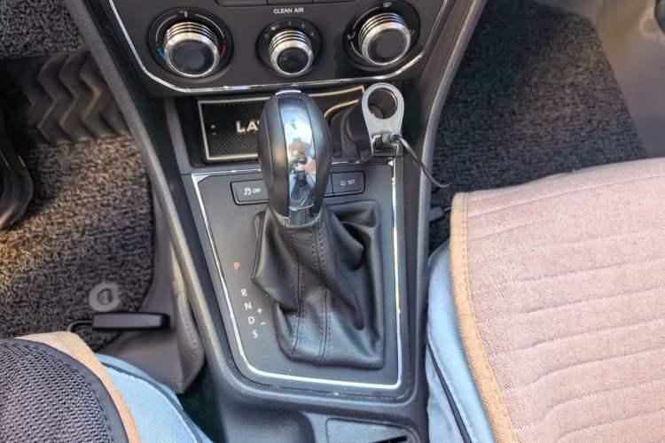 Used Volkswagen Lavida 2015 1.6L Automatic Comfort Edition Gear Lever