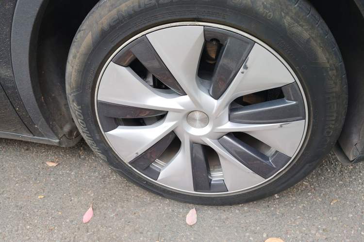 Used Tesla Model Y 2022 Revised Version Rear-Wheel Drive Right Front Wheel Hub