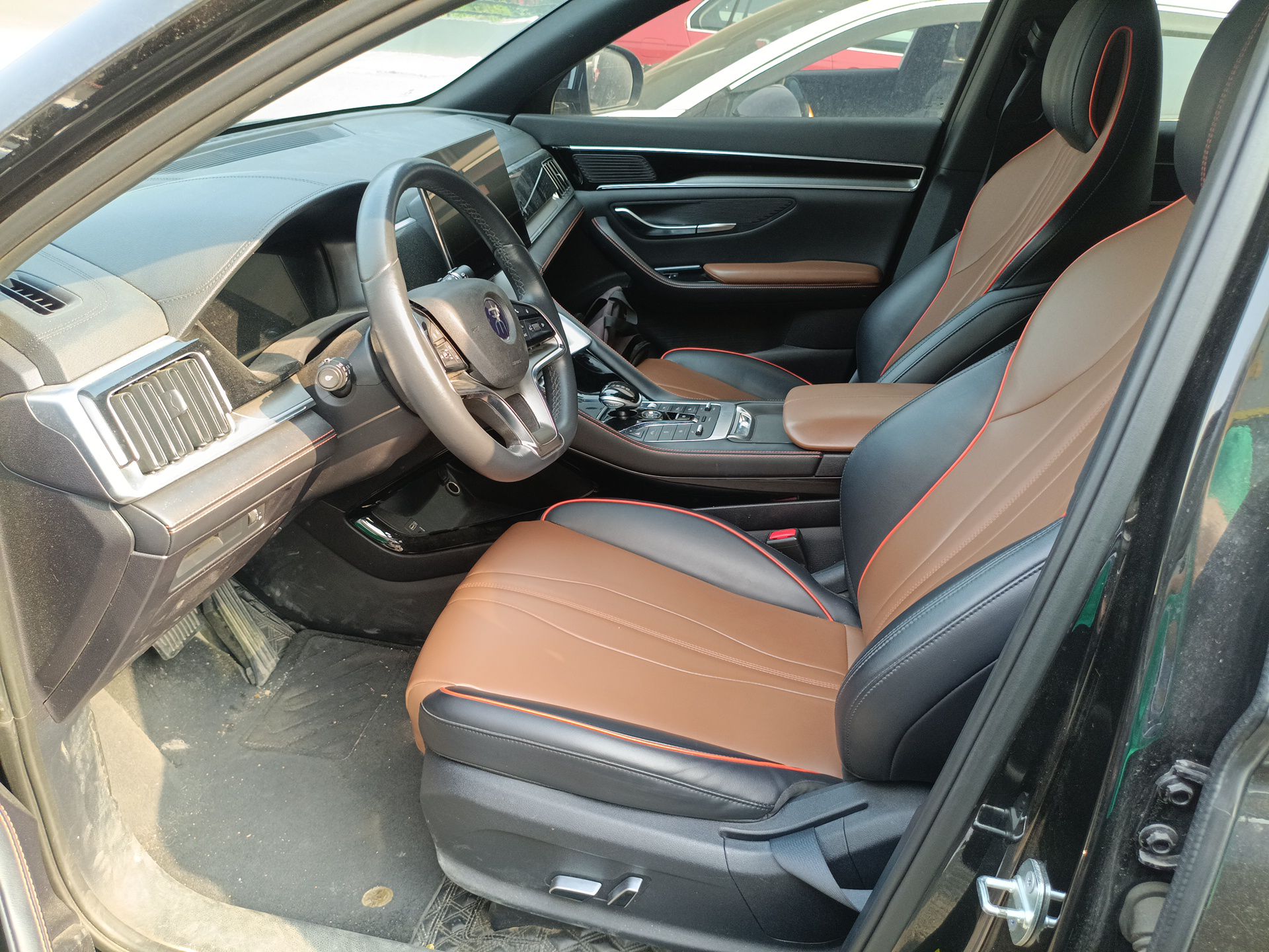 المقاعد الأمامية داخل السيارة