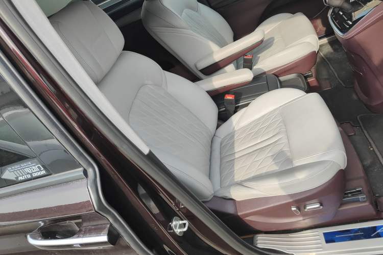 Used Buick GL8 2022 Avenir Aivia Six-Seat Deluxe Edition Right Front Seat