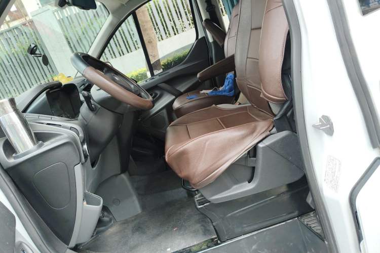 Used Ford Transit 2017 2.0T Diesel Multi-Purpose Commercial Vehicle Mid-Drive Mid-Roof China IV Standard