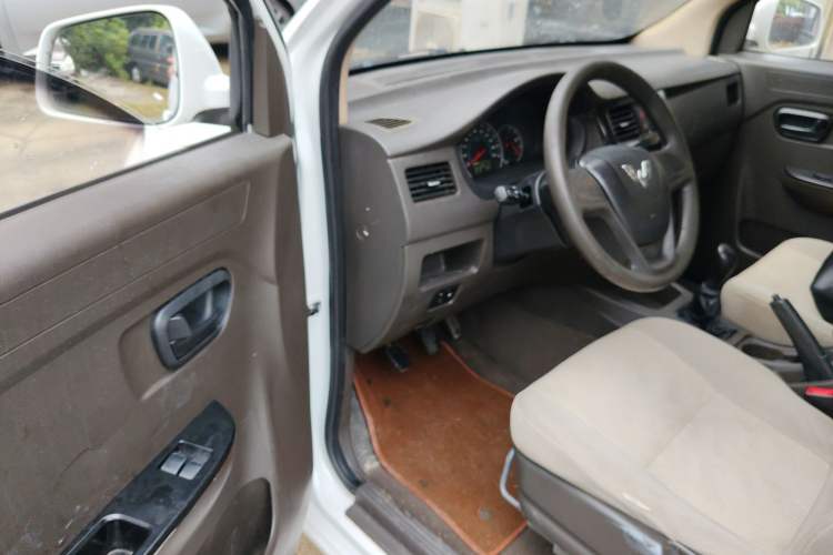 Used Wuling Rongguang V 2015 1.2L Standard Version

