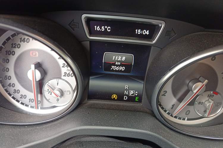 Used Mercedes-Benz GLA 2015 GLA 200 Sport Edition Odometer Close Up