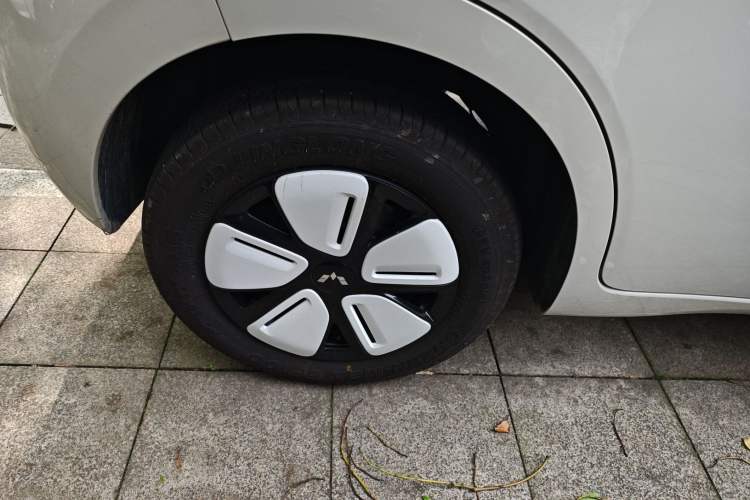 Used Wuling Hongguang MINIEV 2025 Four-Door Version Premium Edition Right Rear Wheel Hub