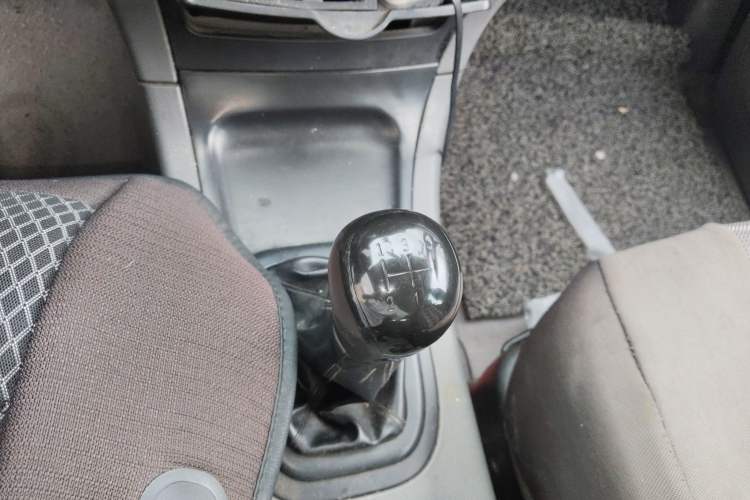 Used Dongfeng Shuaike 2011 1.5L Manual Standard Model 7 Seats China IV Standard Gear Lever