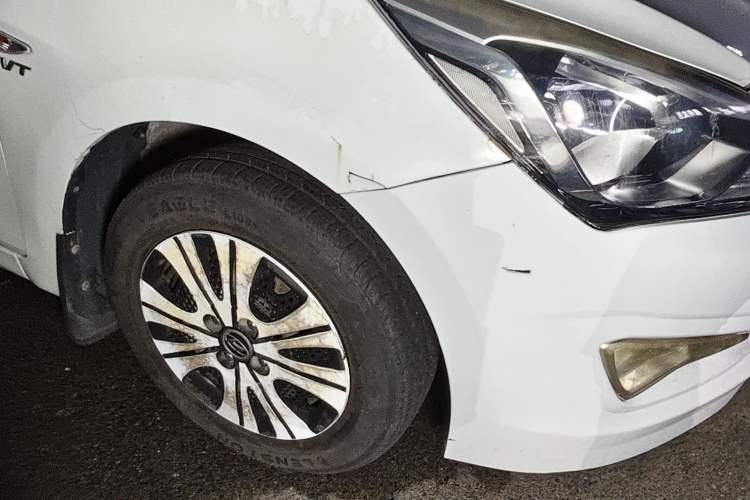 Used Hyundai Verna (older generation) 2014 1.4L Manual Smart GLS Trim Right Front Wheel Hub