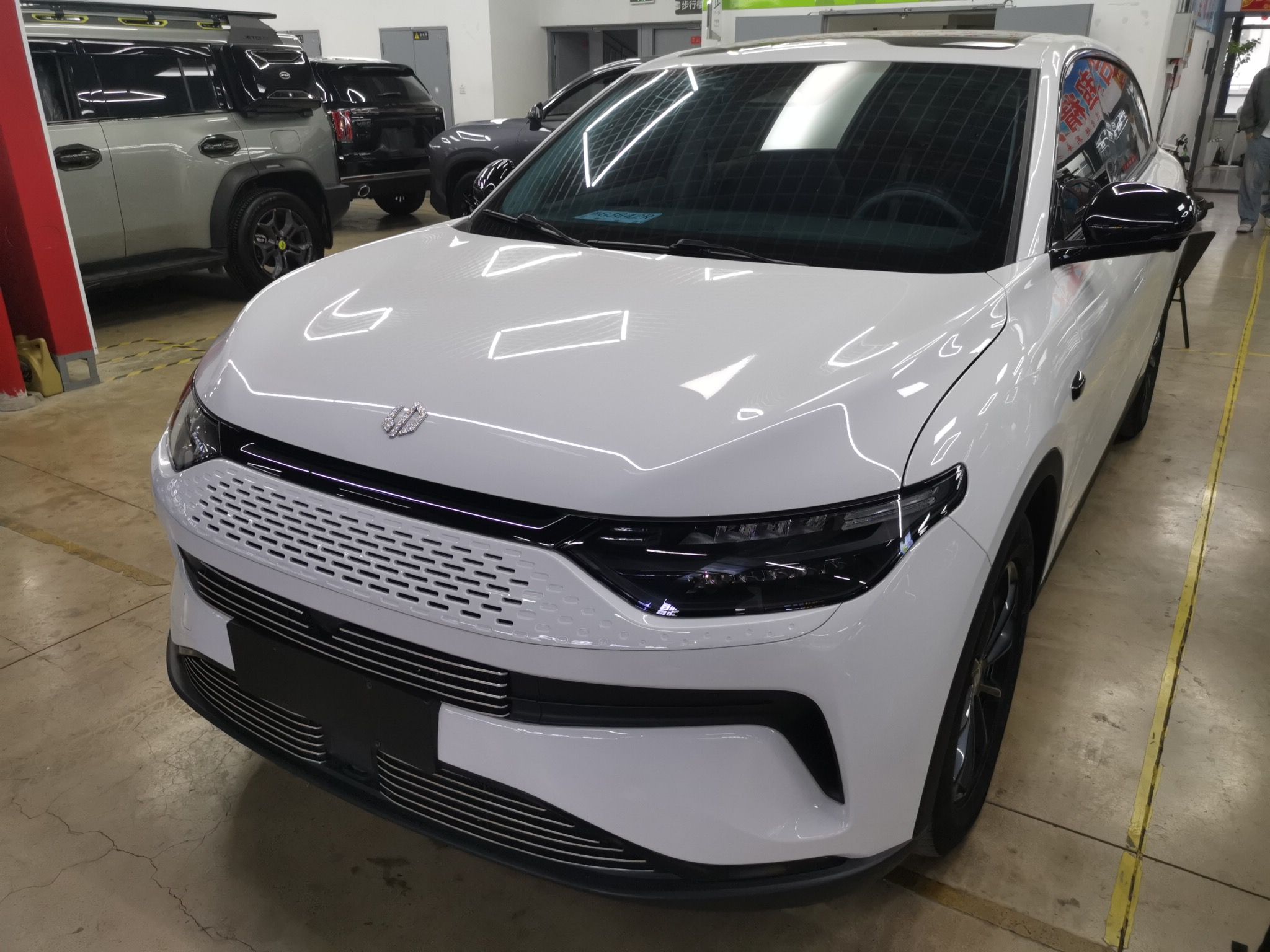 Под передней частью автомобиля