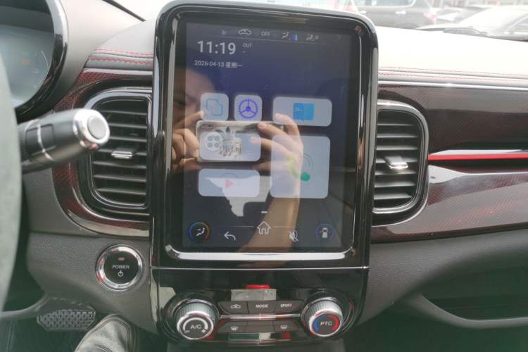 Used Chery QQ Little Ant 2022 Revised Version 2 Sweet Pink Edition Full-Sugar Version 30.6 kWh 30 kW 301 km Audio And AC Panel