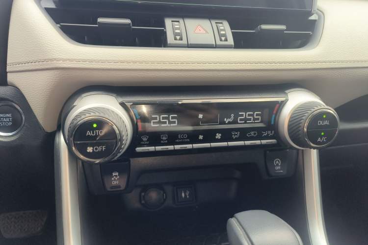 Used Toyota Wildlander 2020 2.0L CVT 4x4 Luxury Edition Audio And AC Panel