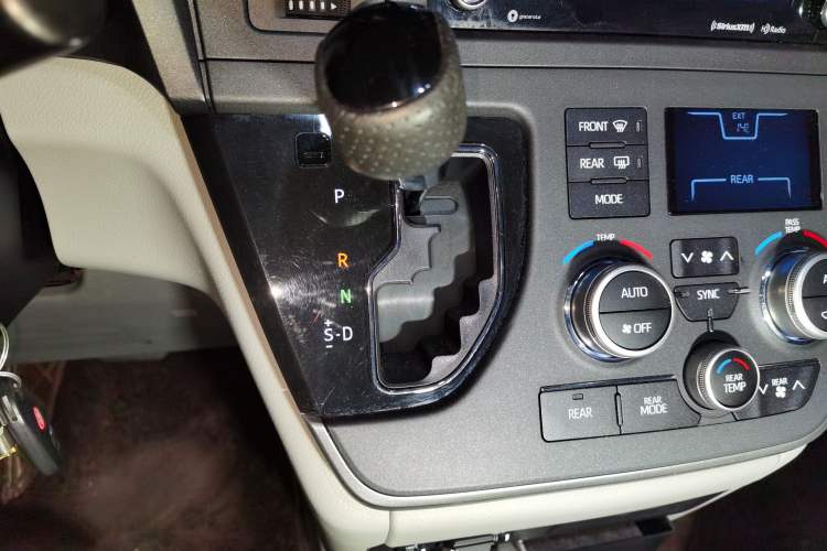 Used Toyota SIENNA 2019 3.5L Four-Wheel Drive LE Version 7 Seats – Canadian Edition
