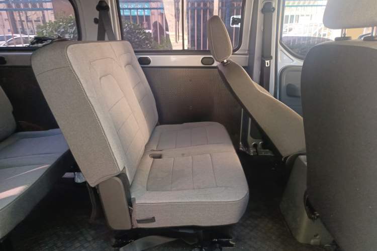 Used Wuling Yangguang 2024 300KM Comfort Version Passenger Van 75kW