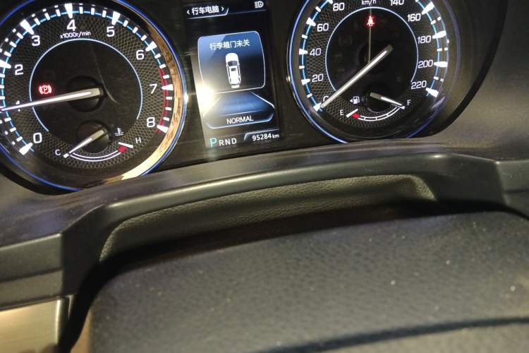 Used CHANGAN CS95 2017 2.0T Four-Wheel Drive ZhiZun Edition Odometer Close Up