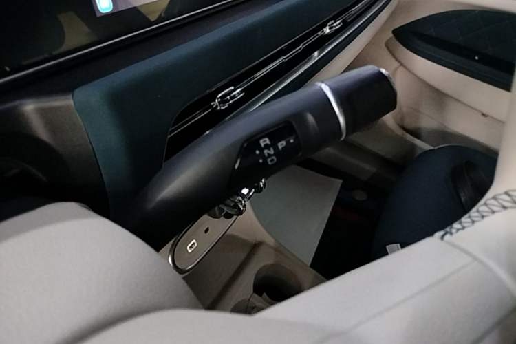 Used ORA Good Cat 2023 401 km Standard Range Luxury Version Lithium Iron Phosphate Gear Lever