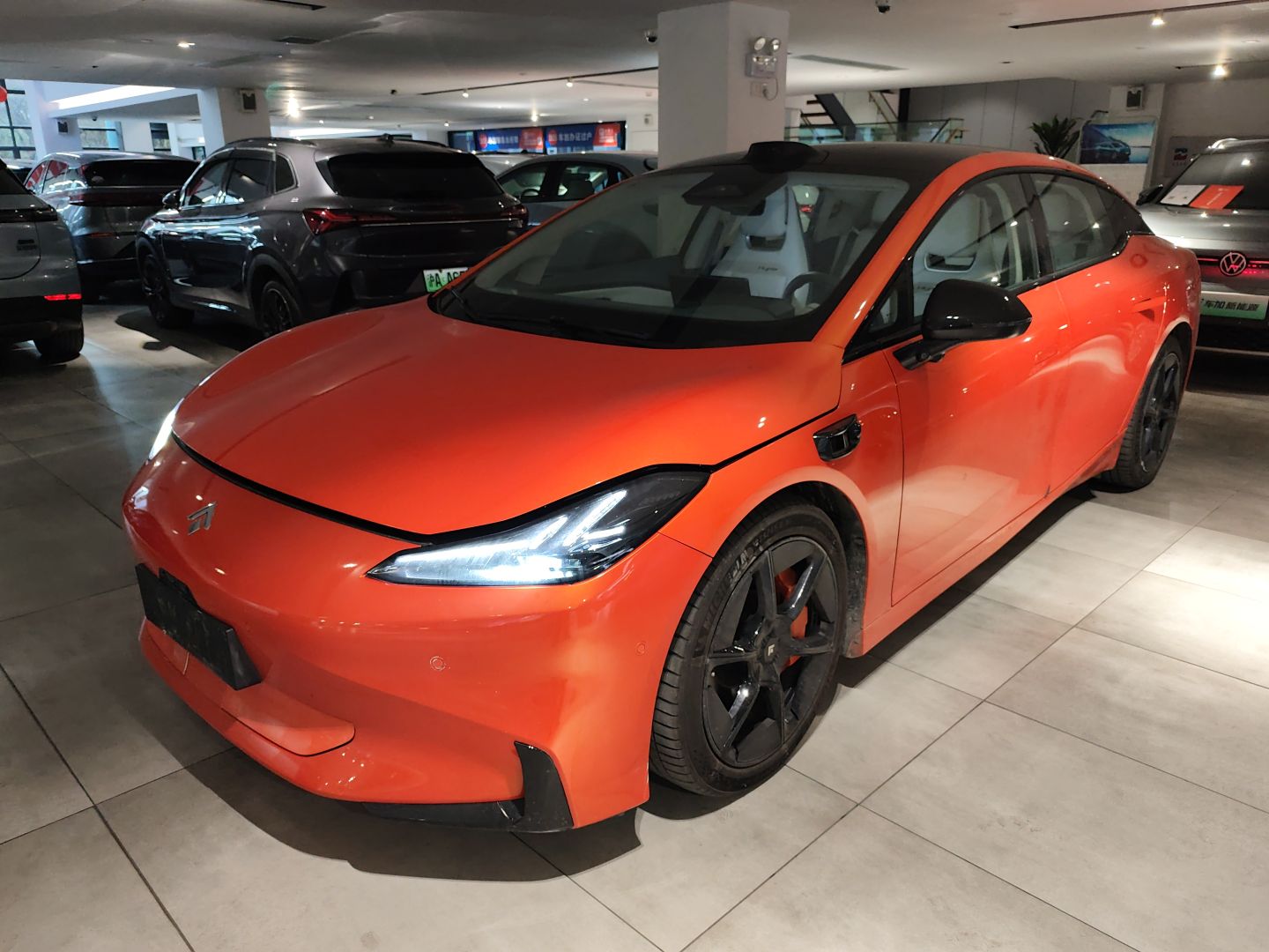 Под передней частью автомобиля