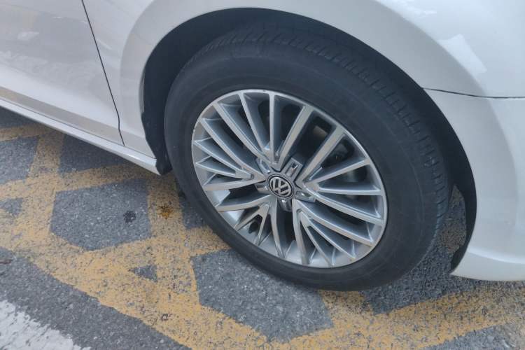 Used Volkswagen Lamando 2015 280TSI DSG Luxury Edition Right Front Wheel Hub